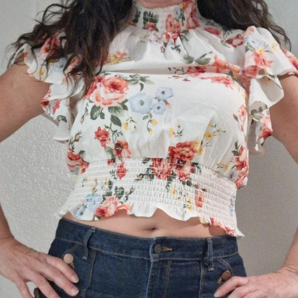 🌸 BRAND NEW WITH TAGS 🌸 Beautiful floral smocked blouse from Shinestar!